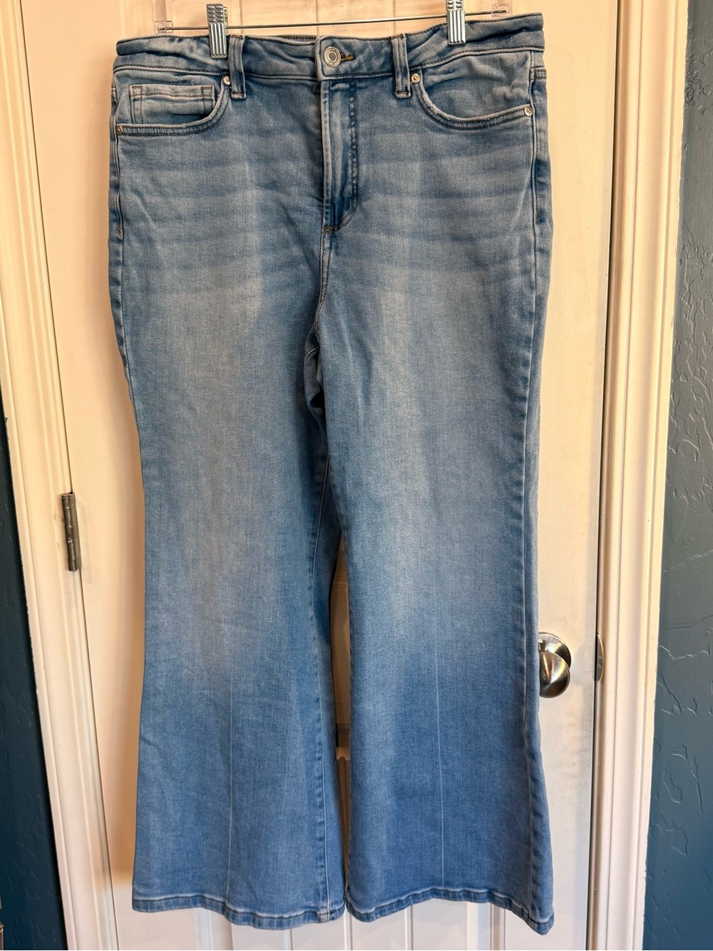 LC Lauren Conrad Women’s Light Wash Bootcut Stretch Jeans 14P Petite Blue Denim - Picture 2 of 9